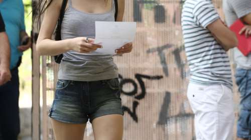 Θεσσαλονίκη: Διευθύντρια σχολείου απαγορεύει σε μαθήτριες να φορούν σορτσάκια και κοντές φούστες - Καταγγελία γονέα