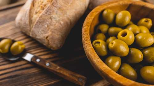 Ελαιόλαδο ή ελιές; Τι είναι καλύτερο για τη διατροφή και την υγεία;