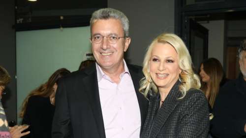 Νίκος Χατζηνικολάου: Η σφιχτή αγκαλιά και το παθιασμένο φιλί στην Κρίστη Τσολακάκη μπροστά στο δέντρο