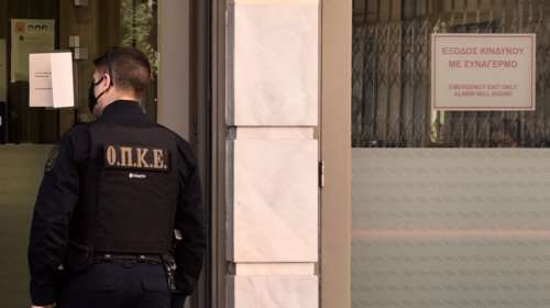 Ενοπλη ληστεία σε τράπεζα στο κέντρο της Αθήνας: Δράστες με καλάσνικοφ, βερμούδα και τατουάζ - Έβριζαν την... κυβέρνηση