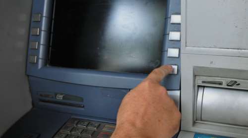 Κώστας Ζαχαριάδης: Μεγάλη απάτη, μεγάλη ντροπή οι χρεώσεις των τραπεζών