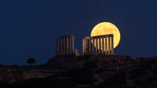 Πανσέληνος Ιουνίου: Μαγικές εικόνες από το &quot;Φεγγάρι της Φράουλας&quot; - Ο σπάνιος συγχρονισμός με το θερινό ηλιοστάσιο