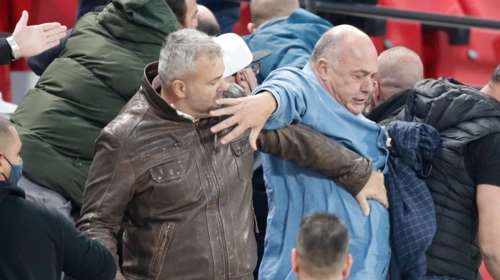 Εικόνες ντροπής στο Πανθεσσαλικό: Ξύλο σε αγωνιστικό χώρο και εξέδρες - Ρίψη χημικών από την Αστυνομία