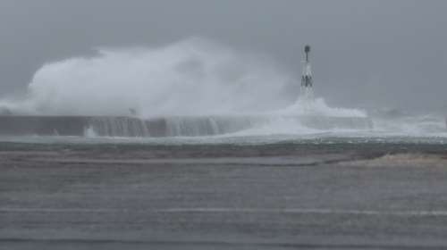 Καταιγίδες και άνεμοι έως 10 μποφόρ σαρώνουν τη χώρα- Δεμένα πλοία σε Πειραιά, Λαύριο