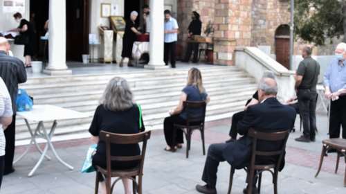 Με μεγάφωνα και ελεγχόμενη είσοδο το άνοιγμα των εκκλησιών: &quot;Κόκκινη γραμμή&quot; η Θεία Κοινωνία - Εγκύκλιος της ΔΙΣ