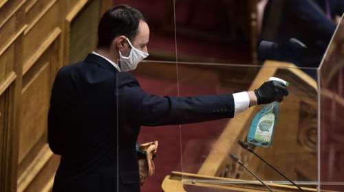 Βουλή με άδεια θεωρεία, απολυμαντικά και πλεξιγκλάς στο βήμα - Ποιος ήταν ο μοναδικός επισκέπτης