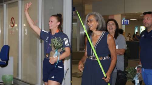 Ελίνα Τζένγκο: Επέστρεψε στην Ελλάδα και αποθεώθηκε - Το δώρο της Σακοράφα στη χρυσή ακοντίστρια [Εικόνες - Βίντεο]