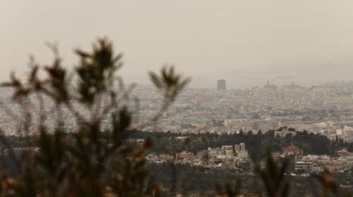 Καιρός: Επιμένουν ζέστη και σκόνη - Πότε έρχεται πολικός αεροχείμαρρος που θα ρίξει τη θερμοκρασία 10 βαθμούς