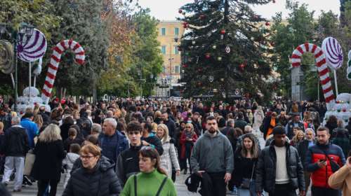 Πότε ξεκινάει το εορταστικό ωράριο – Ποιες Κυριακές θα είναι ανοιχτά τα καταστήματα