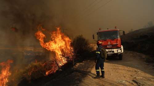 Φωτιά στην Εύβοια: Τούμπαρε πυροσβεστικό όχημα σε χαράδρα, στο νοσοκομείο ο οδηγός