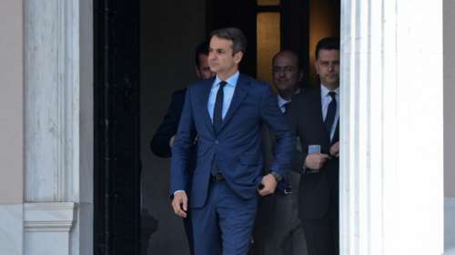 Επιχείρηση επιστροφής στην κανονικότητα με εξαγγελίες, περιοδείες και στο βάθος ημερομηνία εκλογών