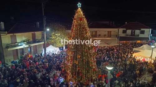 &quot;Μύρισε&quot; Χριστούγεννα: Φωταγωγήθηκε το πρώτο δέντρο της Ελλάδας στον Ταξιάρχη Χαλκιδικής [βίντεο]