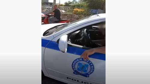 Viral βίντεο: Αστυνομικοί προτρέπουν οδηγό μηχανής να τρέξει - Η απάντηση της ΕΛΑΣ