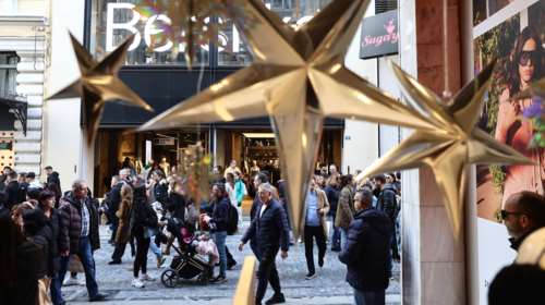 Ο καιρός δεν πτόησε τους Αθηναίους: Το κέντρο πλημμύρισε από κόσμο που βγήκε για ψώνια [βίντεο - εικόνες]