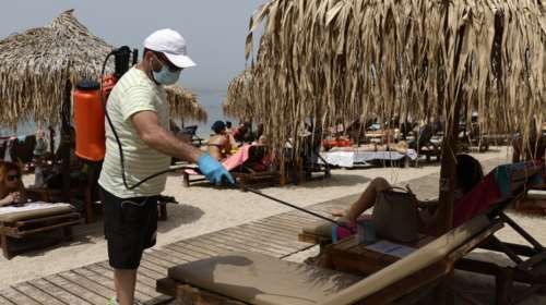 Τα &quot;μπάνια του λαού&quot; τον καιρό του κορονοϊού - Αποστάσεις, μάσκες και απολύμανση στις ξαπλώστρες [Εικόνες]