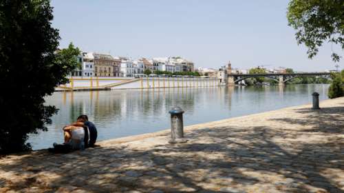 Καύσωνας πλήττει τη νότια Ευρώπη: Θερμοκρασίες ως 44 βαθμούς - Εκτακτα μέτρα και &quot;κλιματικά καταφύγια&quot;