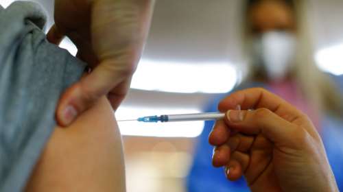 Χρυσόγονος: Συνταγματικός ο διαχωρισμός σε εμβολιασμένους και μη