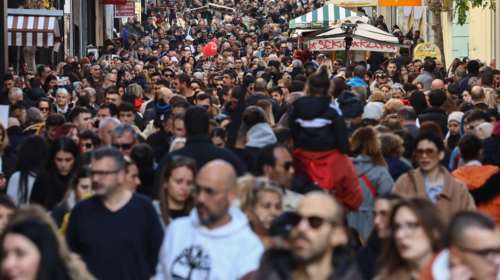 Από τη Δευτέρα τα 250 ευρώ στους χαμηλοσυνταξιούχους - 2,5 δισ. ευρώ σε 5 εκατ. πολίτες τους επόμενους μήνες