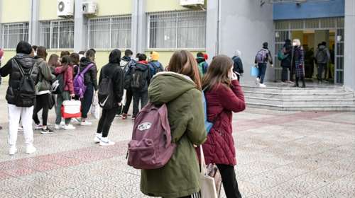 Σχολεία: Πώς, πότε και ποιοι μαθητές θα επιστρέψουν στα θρανία - Self tests ανά βδομάδα ζητά το υπουργείο Παιδείας
