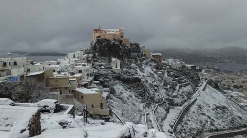 Η κακοκαιρία Ελπίς πήγε... Μύκονο και Σαντορίνη: Εντυπωσιακές εικόνες από τα χιονισμένα νησιά των Κυκλάδων