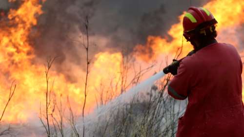 Φωτιά στην Κερατέα - Συναγερμός στην Πυροσβεστική