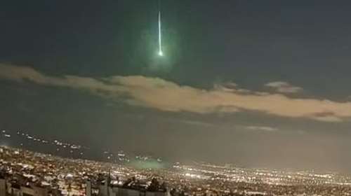 Εντυπωσιακό: Η στιγμή που ένα &quot;μετέωρο&quot; σκίζει τον ουρανό της Αθήνας - Ο Κολυδάς εξηγεί τι είναι [βίντεο]