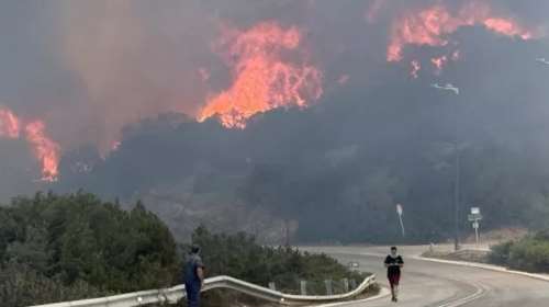 Μεγάλη φωτιά στην Παλαιά Φώκαια: Στις φλόγες σπίτια στο Θυμάρι – Μηνύματα 112 για εκκενώσεις προς Λαγονήσι και Λαύριο [βίντεο]