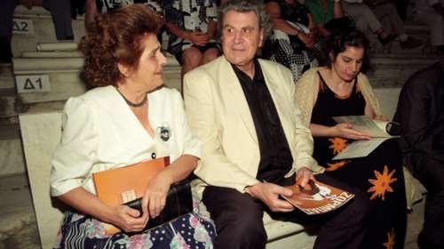 Η σύζυγος του Μίκη Θεοδωράκη, Μυρτώ, μόνη της πια στα 95 της [εικόνα]
