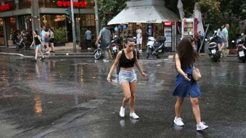 Άστατος καλοκαιρινός καιρός με μπόρες και καταιγίδες - Η θερμοκρασία μέχρι 34 βαθμούς