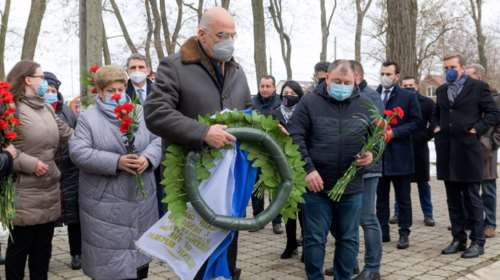 Επίσκεψη Δένδια ξαφνικά στην Ουκρανία: Βρέθηκε στο πλευρό των ομογενών στη Μαριούπολη