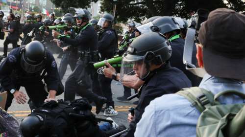 Τραβάει το σχοινί ο Τραμπ: Διέταξε να αναπτυχθούν ακόμα 2.000 μέλη της Εθνοφρουράς στο Λος Αντζελες