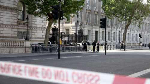 Αυτοκίνητο έπεσε πάνω στην πύλη της Ντάουνινγκ Στριτ: Ο Ρίσι Σούνακ βρισκόταν μέσα όταν συνέβη