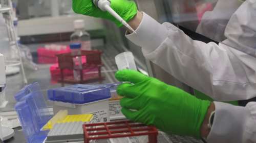 Κορονοϊός: Το φθινόπωρο τα νέα επικαιροποιημένα εμβόλια στην Ελλάδα - Όλα όσα γνωρίζουμε για τις νέες παραλλαγές