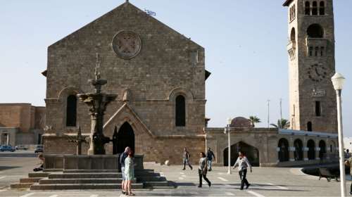 Ανησυχία για την Ρόδο: Τελευταία στους εμβολιασμούς - Αυξάνονται τα κρούσματα