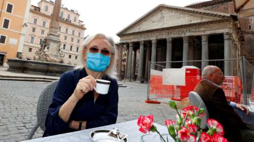 Η Ιταλία επιστρέφει στην κανονικότητα - Ανοιξαν εκκλησίες, καφέ, κομμωτήρια, μουσεία [εικόνες]