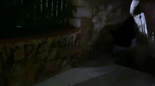 Ηλιούπολη: Παρέμβαση Ρουβίκωνα στο σπίτι του πατέρα της 19χρονης που έπεσε θύμα trafficking [εικόνες-βίντεο]