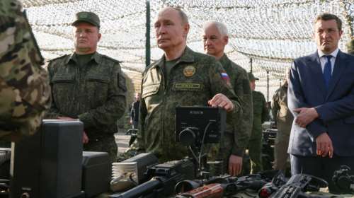 Ο Πούτιν στα χακί στη ρωσική άσκηση-πρόβα πολέμου - Παρόντες και Αμερικανοί [εικόνες]