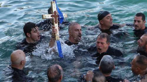 &quot;Θεοφάνια&quot; ή &quot;Θεοφάνεια&quot;: Ο Γιώργος Μπαμπινιώτης απαντά πώς γράφεται η μεγάλη χριστιανική γιορτή