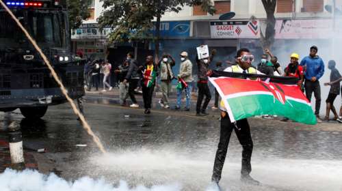 Σκηνές χάους με νεκρούς στην πρωτεύουσα της Κένυας: Διαδηλωτές πυρπόλησαν το κοινοβούλιο και προσπάθησαν να εισβάλλουν