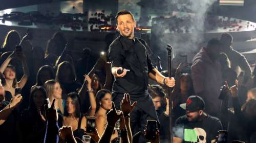 Νίκος Βέρτης: Τι αποκάλυψε για την απόφασή του να τραγουδήσει 4 μέρες μετά τη τραγωδία των Τεμπών