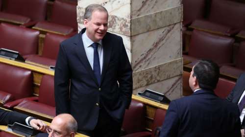 Βουλή: Χαμογελαστός και ευδιάθετος ο Κώστας Αχ. Καραμανλής - &quot;Πηγαδάκια&quot; με βουλευτές της ΝΔ [εικόνες]