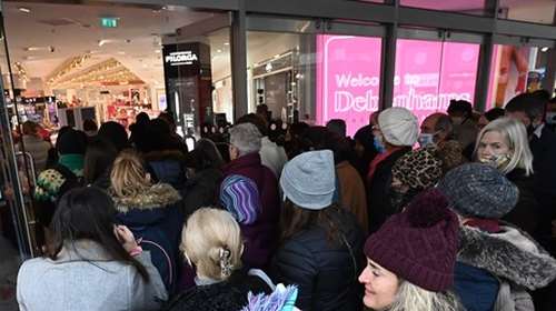 &quot;Πανικός&quot; μετά την άρση του lockdown στην Αγγλία - Απίστευτες ουρές από κόσμο στα καταστήματα για ψώνια [Εικόνες]