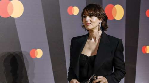 Μόνικα Μπελούτσι: Το διαχρονικό sex symbol φωτογραφήθηκε με κορμάκι και ανδρικό σακάκι