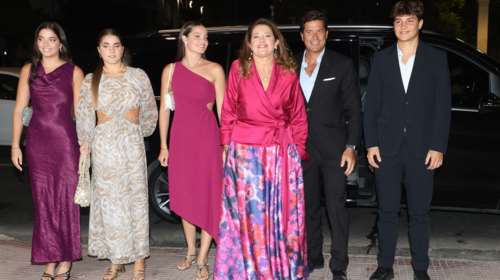 H καλεσμένη που επέλεξε φόρεμα από τη Zara στο pre-wedding δείπνο της Θεοδώρας Γλύξμπουργκ