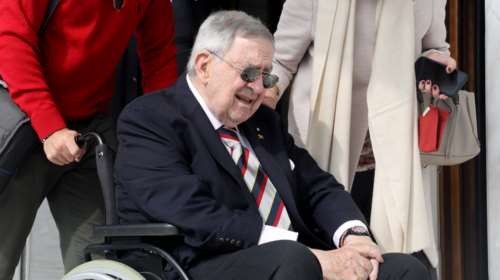 Σε κρίσιμη κατάσταση ο τέως βασιλιάς Κωνσταντίνος: Στο πλευρό του οι αδελφές, η σύζυγος, τα παιδιά και τα 9 εγγόνια του