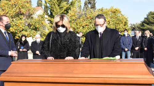 Σε στενό κύκλο η κηδεία του Δημήτρη Κοντομηνά - Ελάχιστοι άνθρωποι είπαν το τελευταίο &quot;αντίο&quot; [εικόνες]