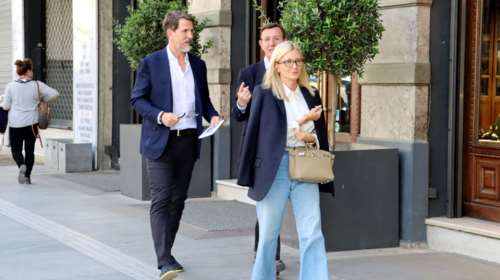 Μαρί Σαντάλ: Η casual chic βόλτα στο κέντρο της Αθήνας μαζί με τον Παύλο - Η Hermes τσάντα και οι Prada πρωινές γόβες της