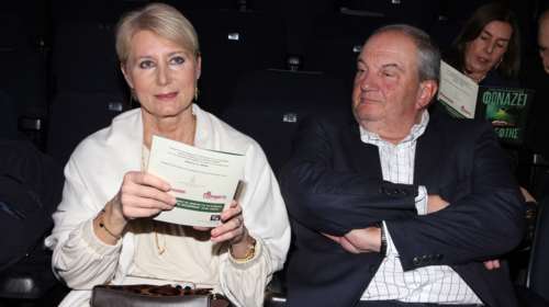 Κώστας Καραμανλής - Νατάσα Παζαΐτη: Περήφανοι γονείς, απόλαυσαν τα δίδυμα παιδιά τους στην παράσταση &quot;Φωνάζει ο κλέφτης&quot;