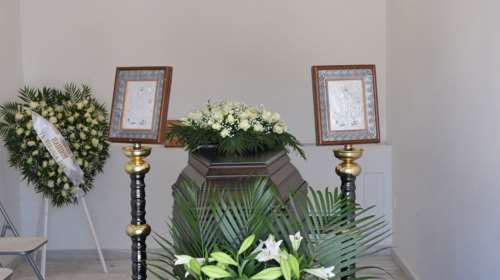 Νότης Σφακιανάκης: Δεν πήγε στην κηδεία του μαέστρου του, αλλά έστειλε στεφάνι [εικόνες]