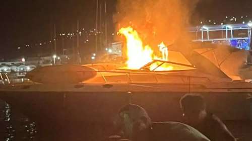 Φωτιά σε επιβατηγό τουριστικό σκάφος στο Αργοστόλι [βίντεο]